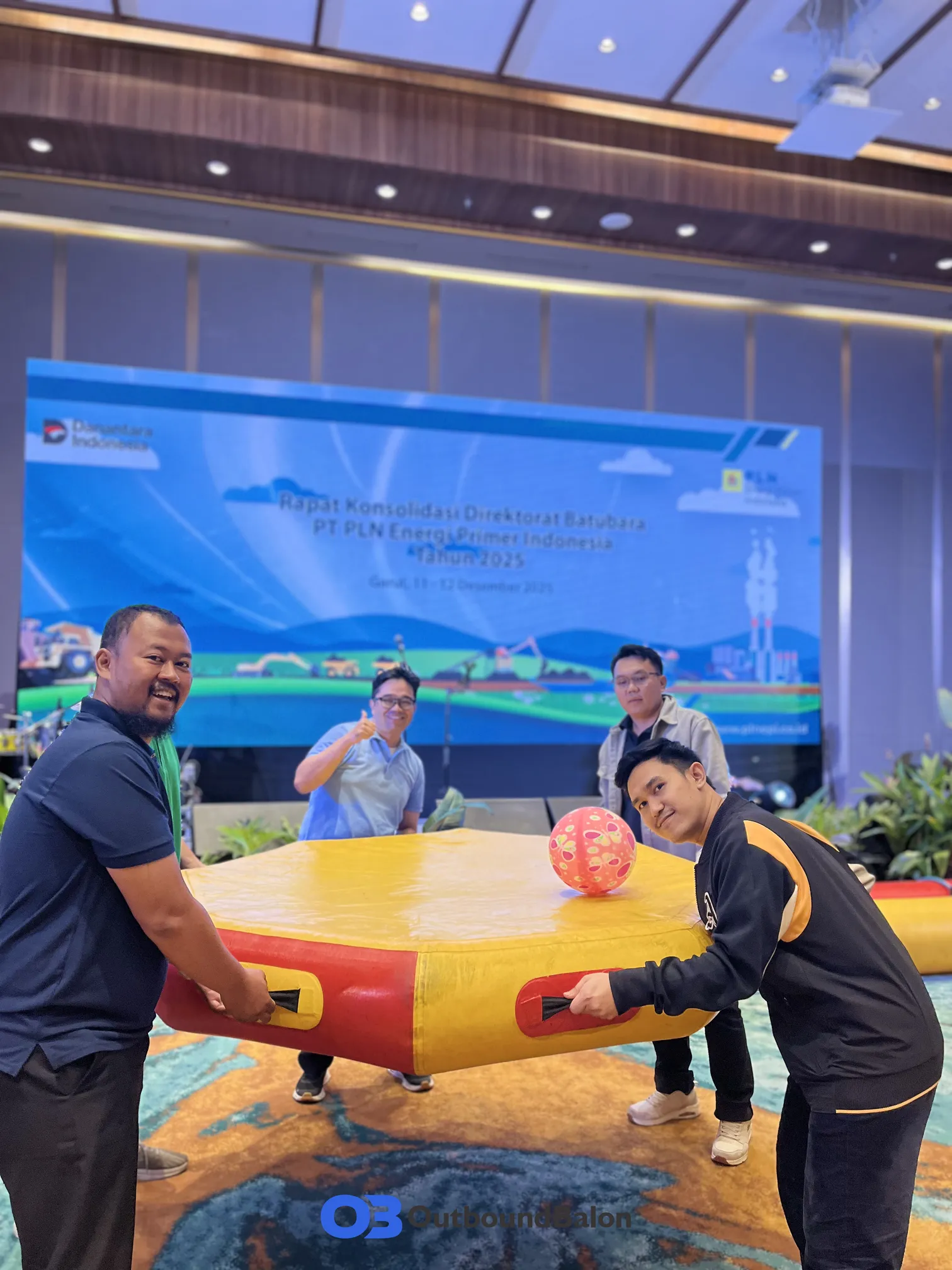 Membangun Tim Solid Lewat Games Inflatable Balon di Lembang Asri Resort