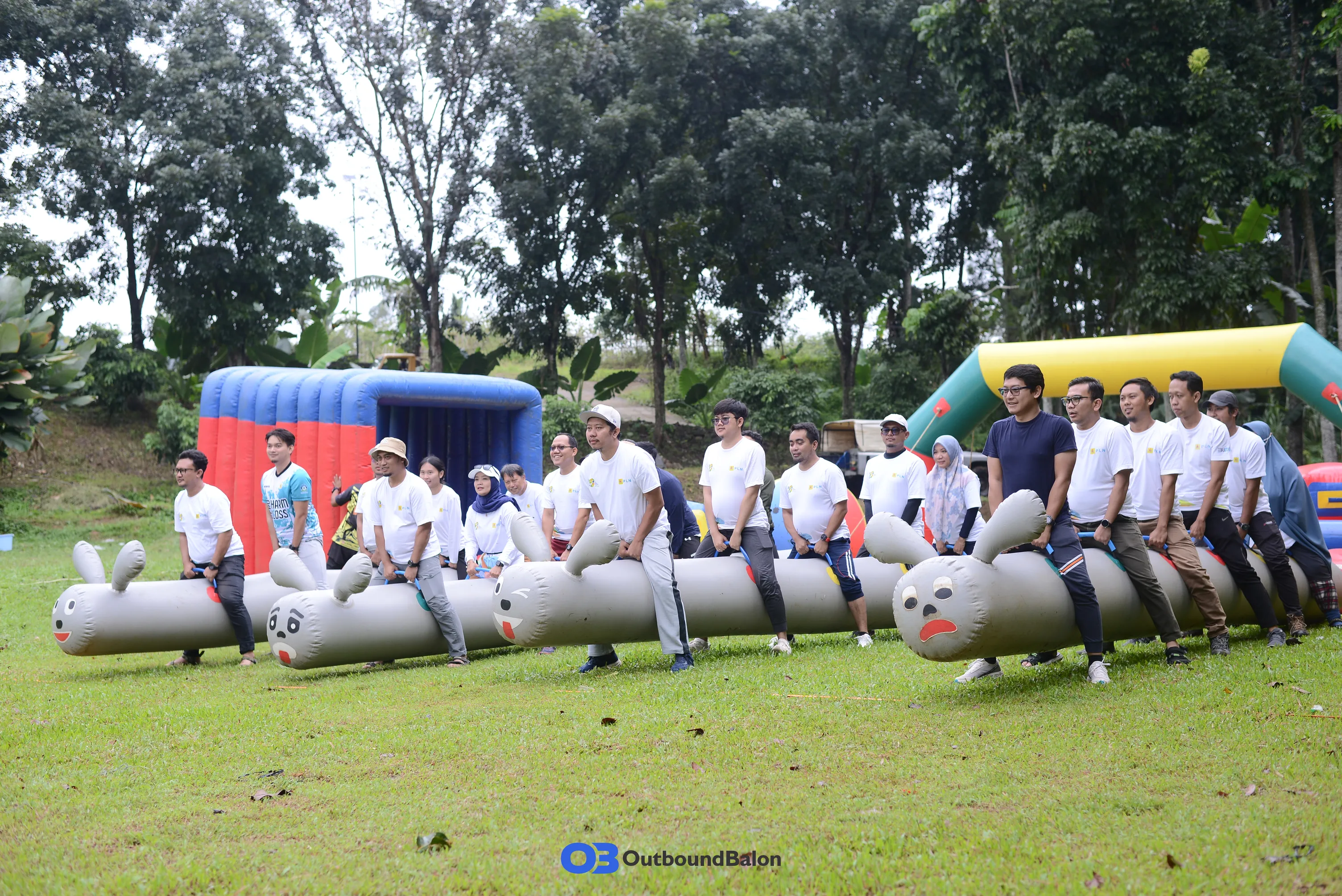Seru Team building dengan Outbound Inflatable di Pangandaran